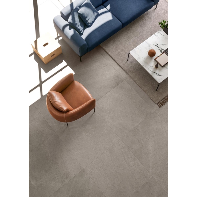Fliese Cotto d'Este Yosemite in der Farbe Rock verlegt unter einem Sofa