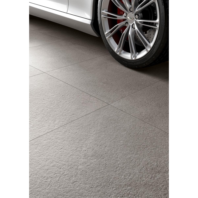 Fliese Cotto d'Este Yosemite in der Farbe Rock verlegt unter einem Auto