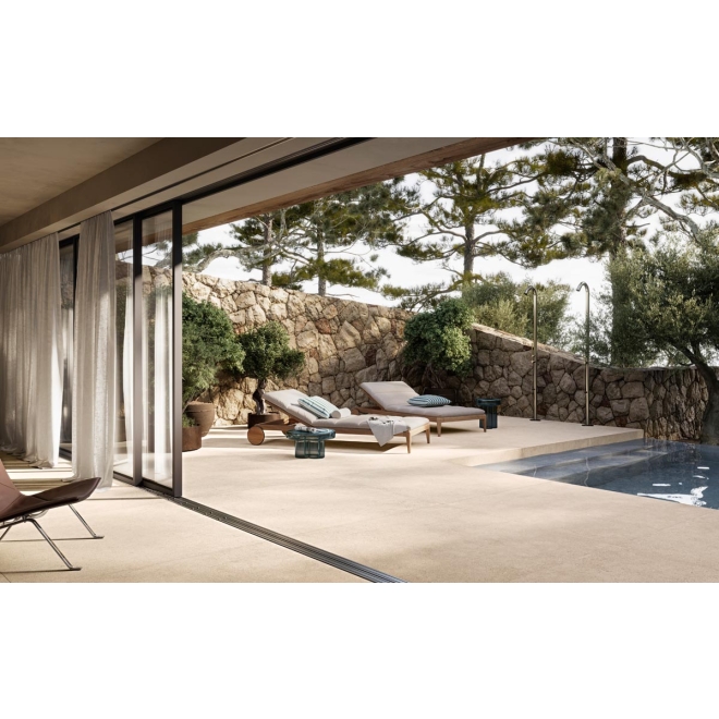 Fliese Sant Agostino Duo in der Farbe Back Desert verlegt unter zwei Miniatur Holzhäusern