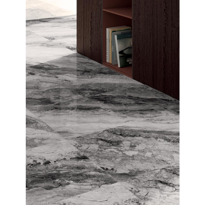 Fliese Sant Agostino Mystic in der Farbe Dark verlegt unter einem Holzregal