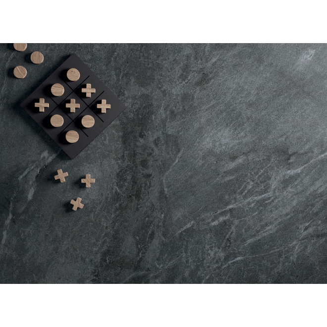 Fliese Flaviker Blue Savoy in der Farbe Graphite verlegt unter einem Spielbrett