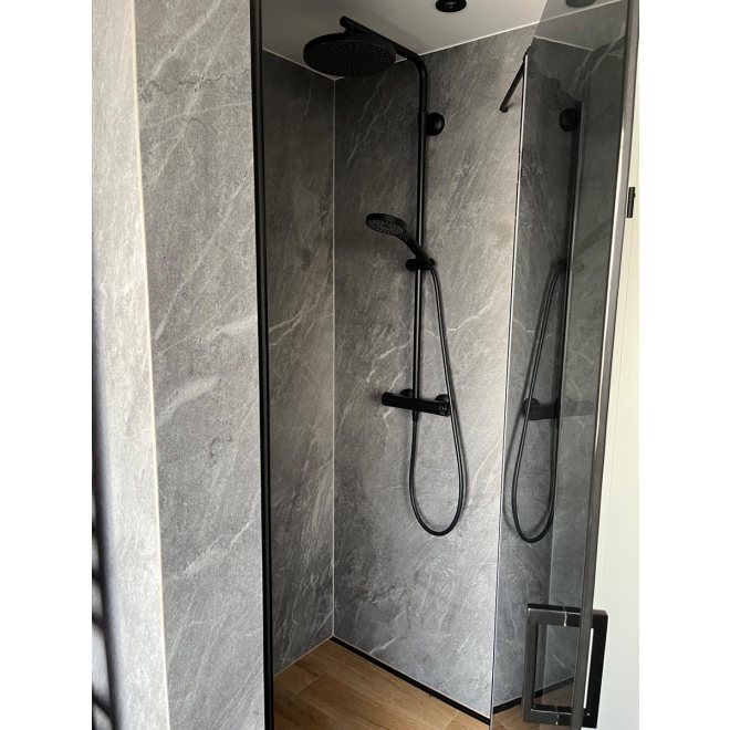 Fliese Flaviker Blue Savoy in der Farbe Blue verlegt in einer Dusche