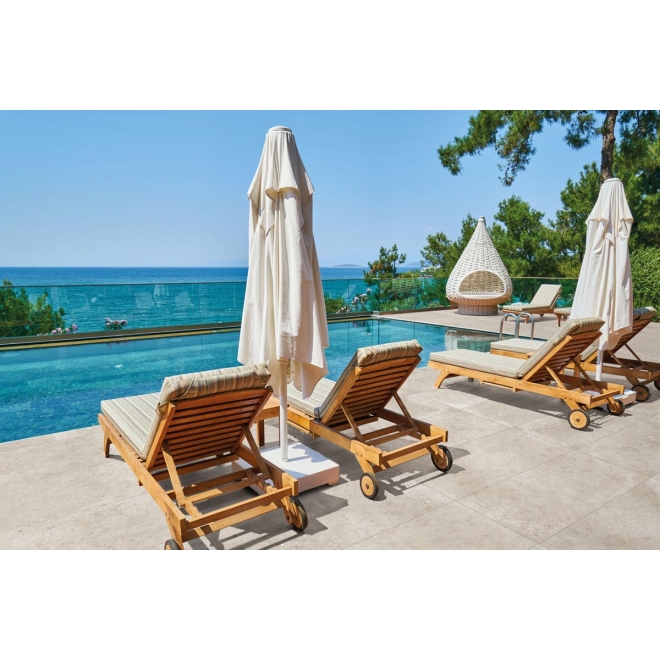 Terrassenplatte Flaviker Anima X20 in der Farbe Beige verlegt an einem Pool