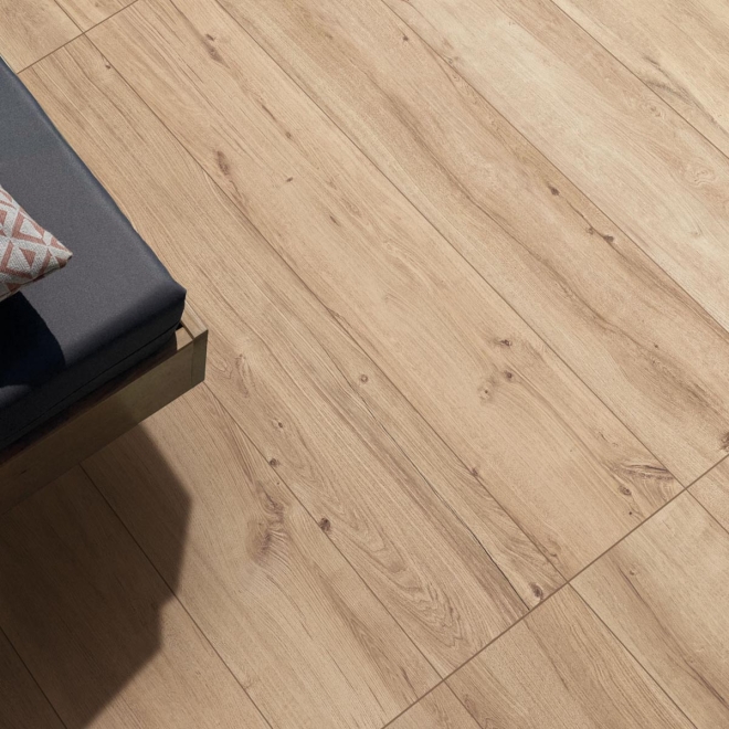 Terrassenplatte Flaviker Hermione X20 in der Farbe Beige verlegt unter einem Sofa
