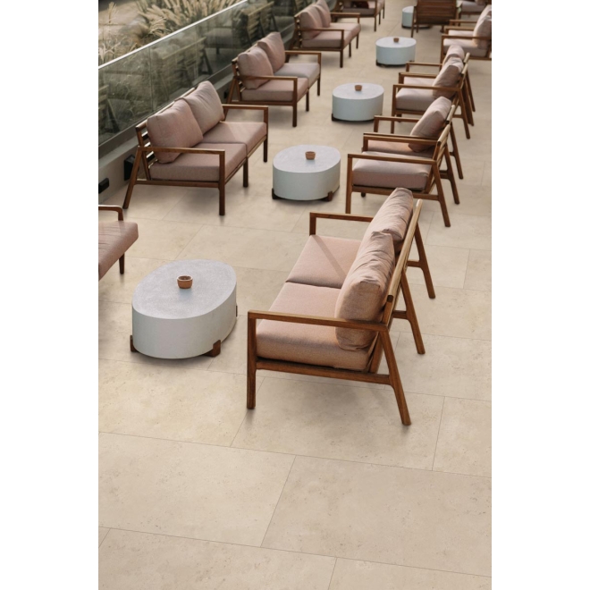 Terrassenplatte Flaviker Camargue X20 in der Farbe Beige verlegt in einem Restaurant