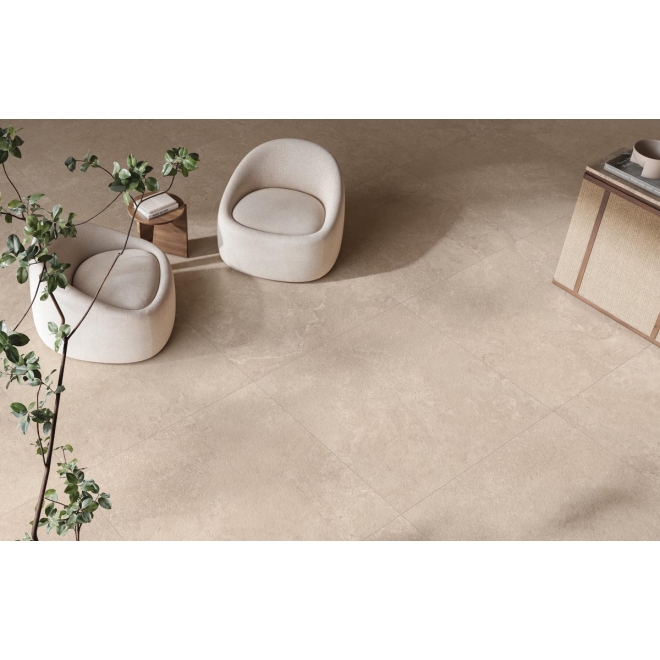 Terrassenplatte Flaviker Midi Melange in der Farbe Beige verlegt in einem Wohnzimmer