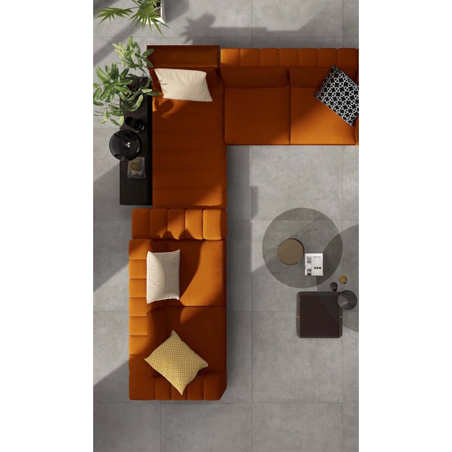 Terrassenplatte Flaviker Hyper X20 in der Farbe Silver verlegt unter einem Sofa