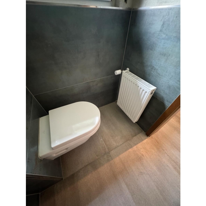 Fliese Flaviker Rebel in der Farbe Emerald verlegt in einem Badezimmer
