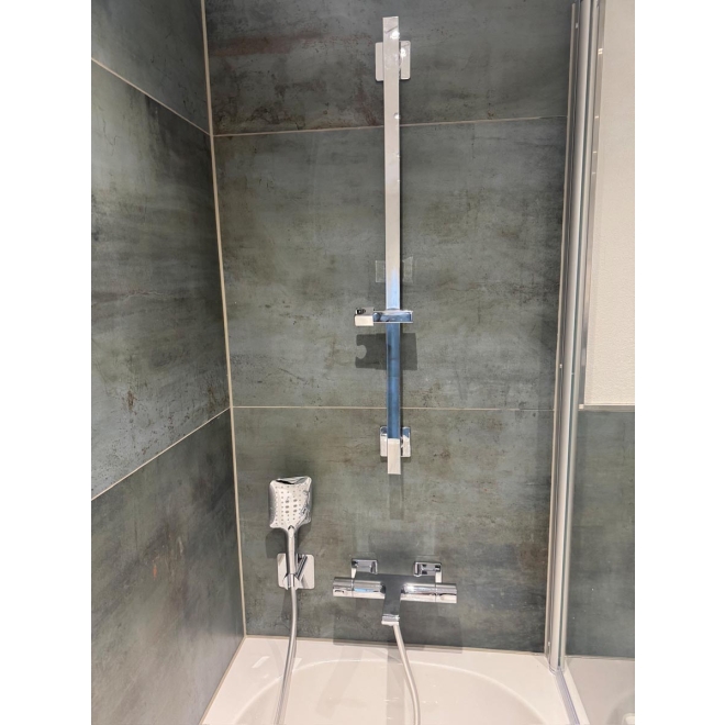 Fliese Flaviker Rebel in der Farbe Emerald verlegt in einer Dusche