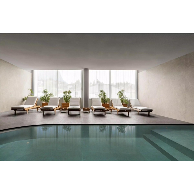 Terrassenplatte Florim Creative Design Sensi in der Farbe Grey Sand verlegt an einem Pool