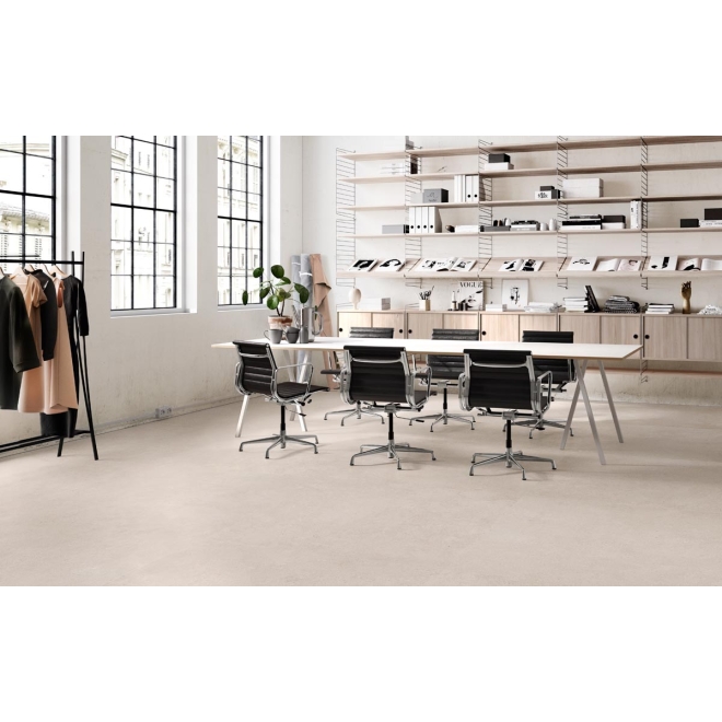 Fliese Sant Agostino Highstone in der Farbe Greige verlegt in einem Atelier