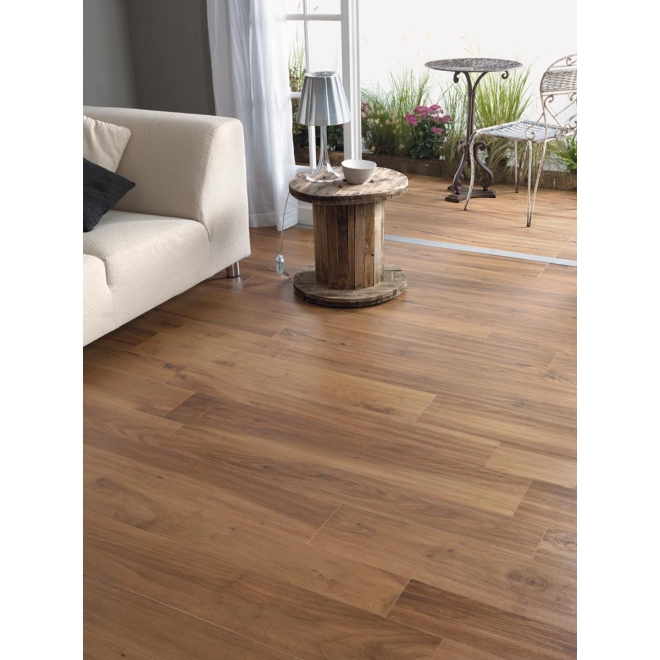 Fliese Keope Evoke in der Farbe Brown verlegt in einem Wohnzimmer