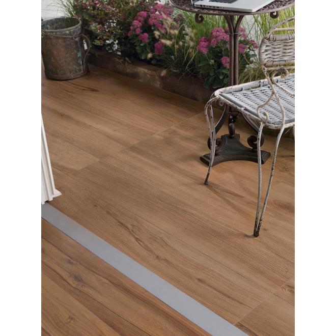 Fliese Keope Evoke in der Farbe Brown verlegt auf einer Terrasse
