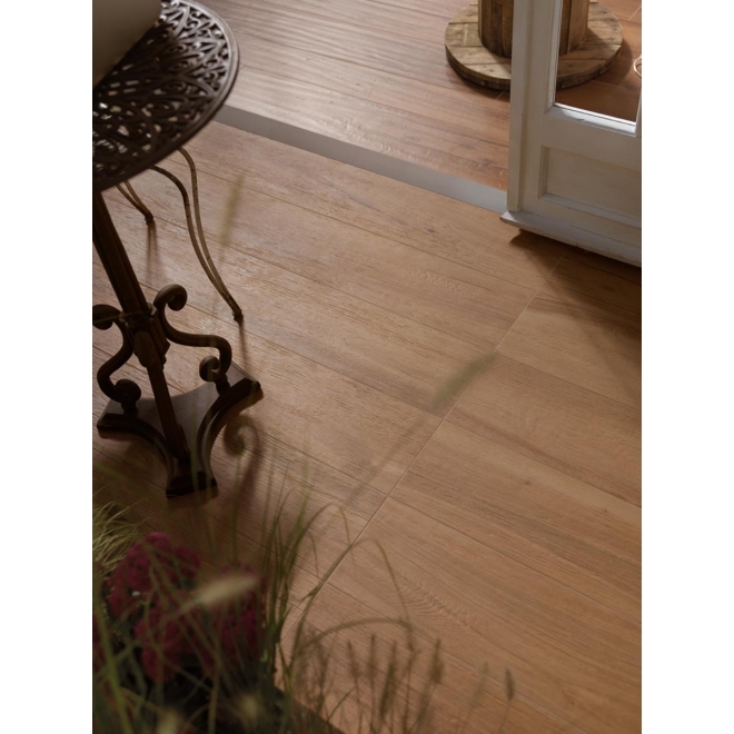 Fliese Keope Evoke in der Farbe Brown verlegt unter einem Tisch
