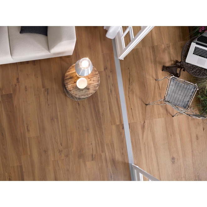 Fliese Keope Evoke in der Farbe Brown verlegt in einem Wohnzimmer und auf einer Terrasse