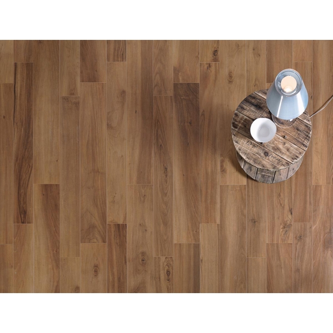 Fliese Keope Evoke in der Farbe Brown verlegt unter einem Holztisch