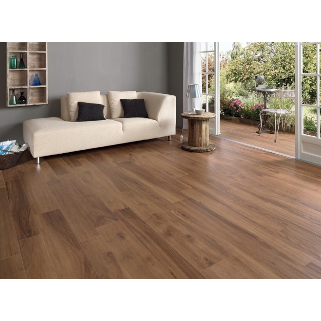 Fliese Keope Evoke in der Farbe Brown verlegt in einem Wohnzimmer