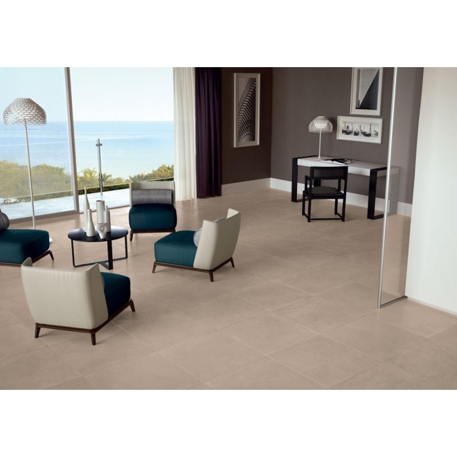 Fliese Keope Moov in der Farbe Beige verlegt in einem Wohnzimmer