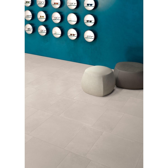 Fliese Keope Moov in der Farbe Ivory verlegt vor einem Brillenregal