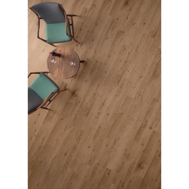 Fliese Keope Evoke in der Farbe Sand verlegt unter Stühlen und einem Stuhl