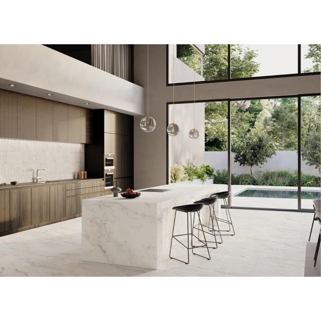 Terrassenplatte Keope Versilia in der Farbe Michelangelo White verlegt in einem Wohnzimmer