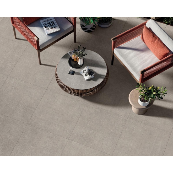 Fliese Mirage Nyuma in der Farbe Torching verlegt unter Gartenmöbeln