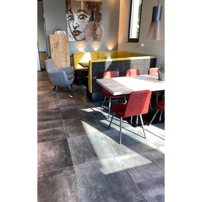 Fliese PrimeCollection HemiPLUS in der Farbe Iron verlegt in einer Bäckerei