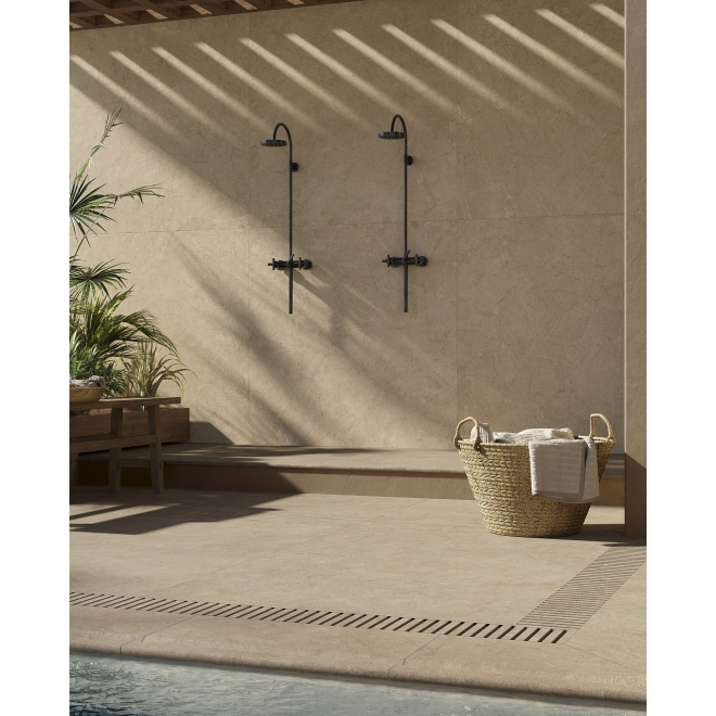 Terrassenplatte Pastorelli Mindwalk in der Farbe Beige verlegt an einem Pool