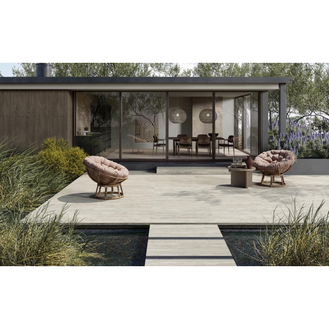 Terrassenplatte Pastorelli New Classic in der Farbe White verlegt auf einer Terrasse