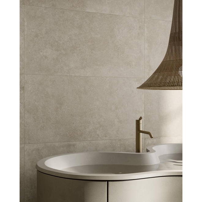 Fliese Pastorelli Yourself in der Farbe Creme verlegt hinter einer Badewanne