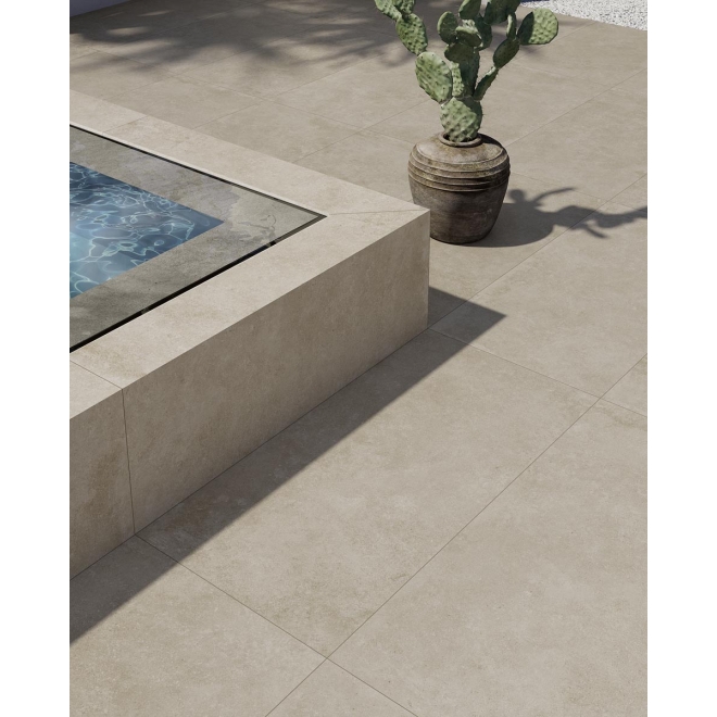 Terrassenplatte Pastorelli Yourself in der Farbe Creme verlegt an einem Pool