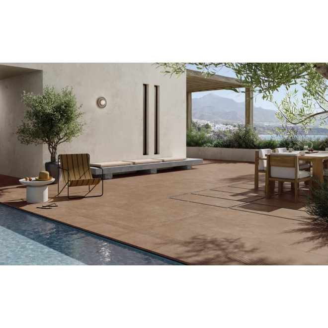 Terrassenplatte Pastorelli Yourself in der Farbe Earth verlegt auf einer Terrasse
