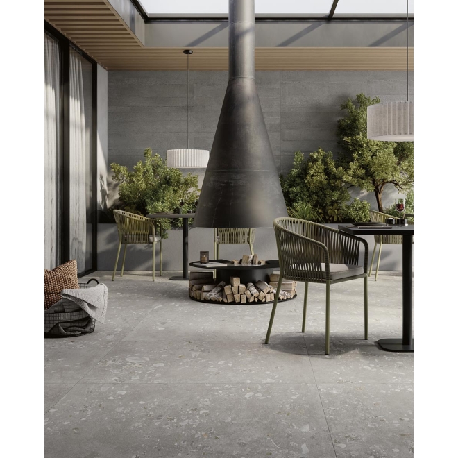 Fliese Pastorelli Yourself in der Farbe Light Grey verlegt an einer Feuerstelle