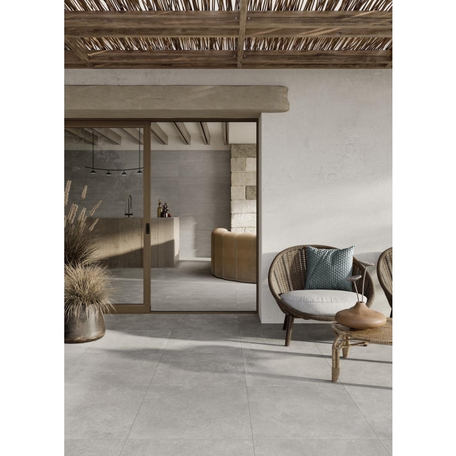 Fliese Pastorelli Yourself in der Farbe Light Grey verlegt in einem Wohnzimmer und auf einer Terrasse