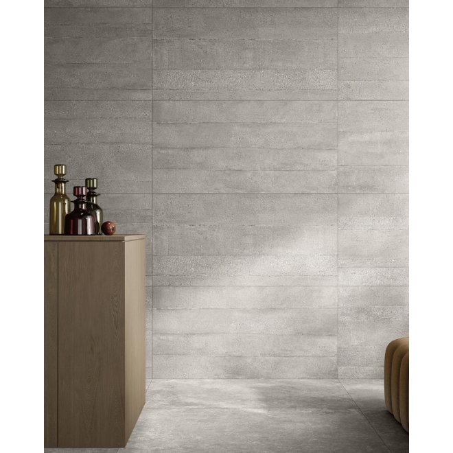 Fliese Pastorelli Yourself in der Farbe Light Grey verlegt hinter einem Schrank