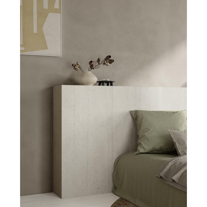 Fliese Pastorelli Yourself in der Farbe Pure verlegt hinter einem Bett