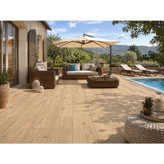Collection ArkWood in der Farbe Naturale verlegt an einem Pool