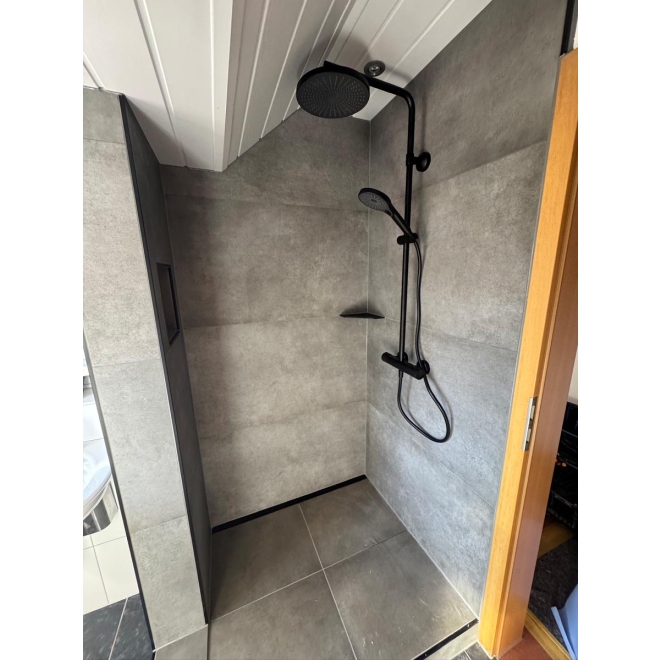 Fliese PrimeCollection XOne in der Farbe Cement verlegt in einer Dusche