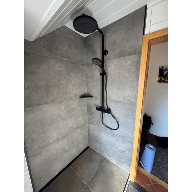 Fliese PrimeCollection XOne in der Farbe Cement verlegt in einer Dusche