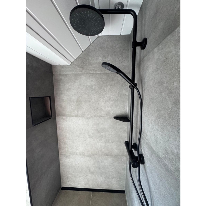 Fliese PrimeCollection XOne in der Farbe Cement verlegt in einer Dusche