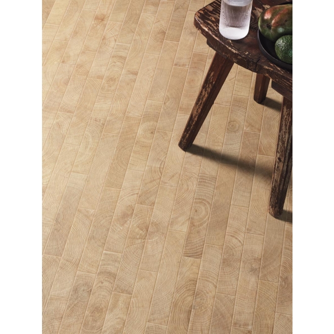 Dekor Provenza W-Circles in der Farbe Oak verlegt unter einem Hocker