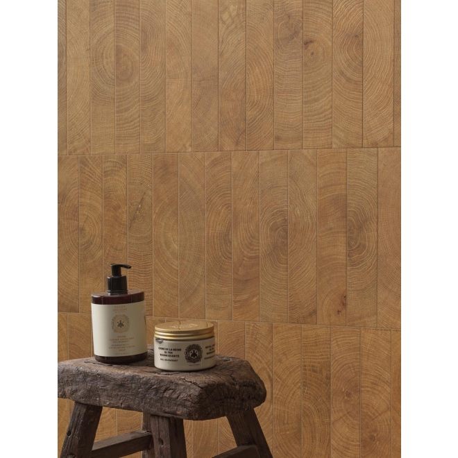 Dekor Provenza W-Circles in der Farbe Walnut verlegt hinter einem Hocker mit Seife