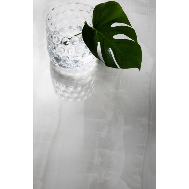 Fliese Sant Agostino Akoya in der Farbe Silver verlegt unter einer Vase