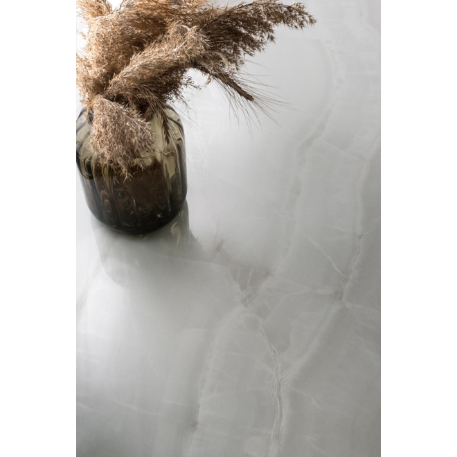 Fliese Sant Agostino Akoya in der Farbe White verlegt unter einer Vase