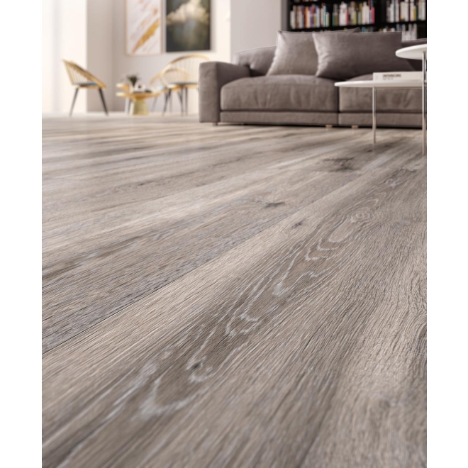 Fliese Sant Agostino Barkwood in der Farbe Ash verlegt in einem Wohnzimmer