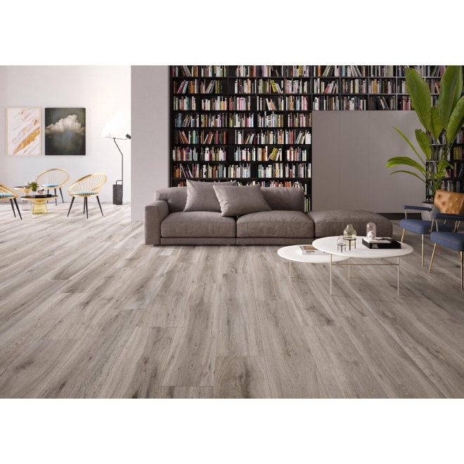 Fliese Sant Agostino Barkwood in der Farbe Ash verlegt in einem Wohnzimmer