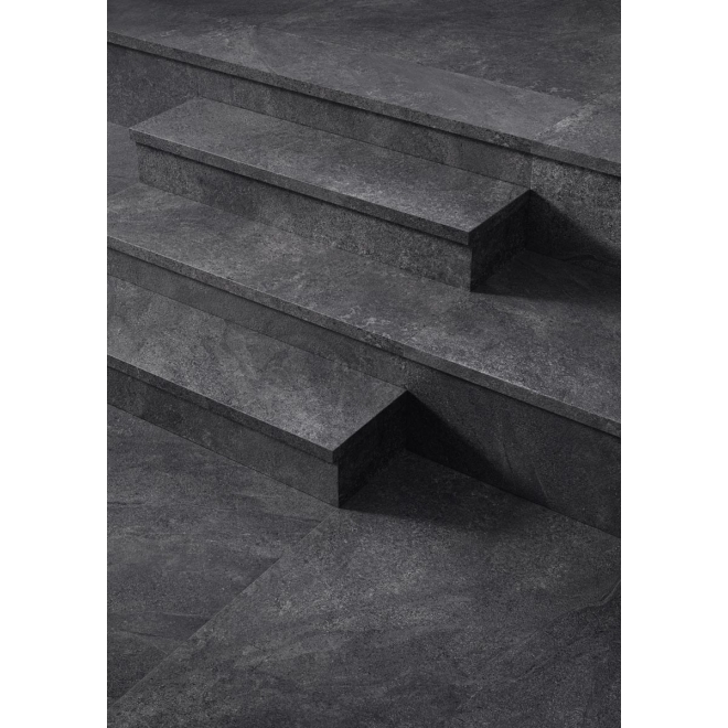 Fliese Sant Agostino Bergstone in der Farbe Black verlegt auf Treppen