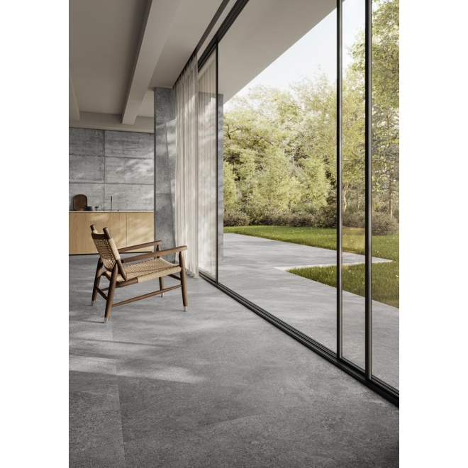 Fliese Sant Agostino Bergstone in der Farbe Dark verlegt an einer Terrassentür