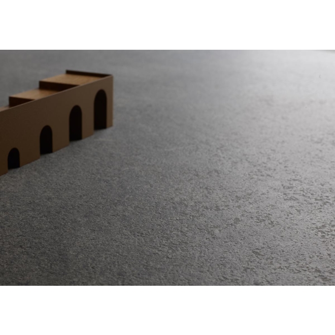 Fliese Sant Agostino Bergstone in der Farbe Dark verlegt unter Dekoration