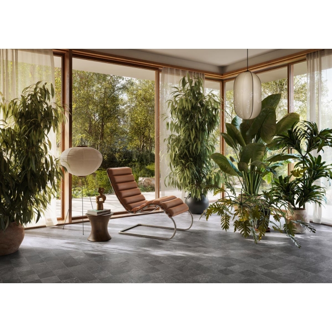 Fliese Sant Agostino Bergstone in der Farbe Dark verlegt in einem Wohnzimmer